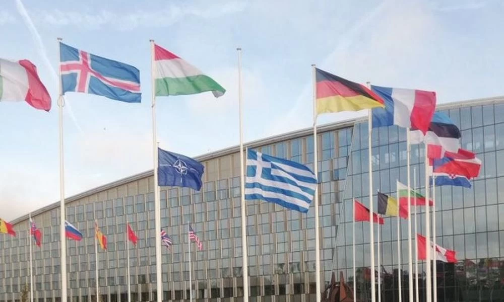 ΝΑΤΟ: Μεσίστια η ελληνική σημαία για την απώλεια της Γεννηματά